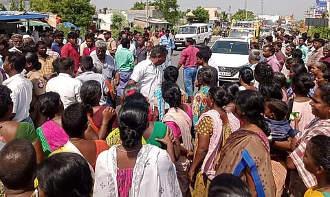 கிணற்றில் பள்ளி மாணவி பிணம்உறவினர்கள் சாலை மறியலில் ஈடுபட்டதால் பரபரப்பு