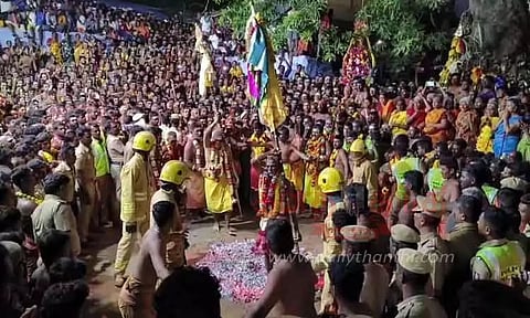 சொரிமுத்து அய்யனார் கோவிலில் பக்தர்கள் பூக்குழி இறங்கினர்