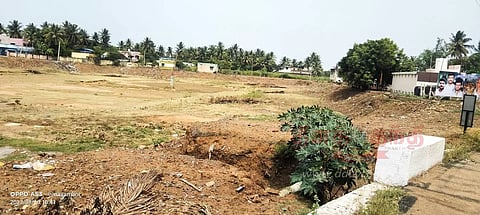 தண்ணீர் இன்றி வறண்டு கிடக்கும் குளங்கள்