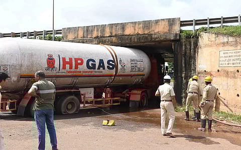 சுரங்கபாதையில் சிக்கிய டேங்கர் லாரியில் கியாஸ் கசிவால் பரபரப்பு