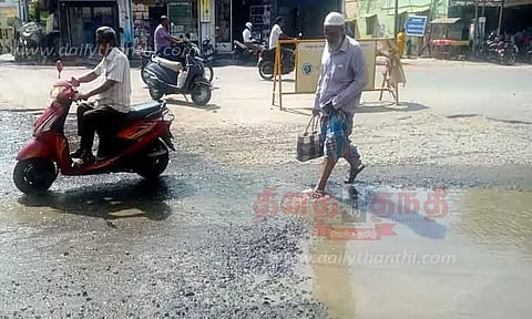 கருங்கல்பாளையம் காந்தி சிலை அருகில்வீணாகும் குடிநீரால் வாகன ஓட்டிகள் அவதி