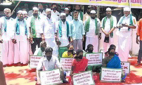 நில ஒருங்கிணைப்பு சட்டத்துக்கு எதிர்ப்பு: விவசாயிகள் போராட்டம்