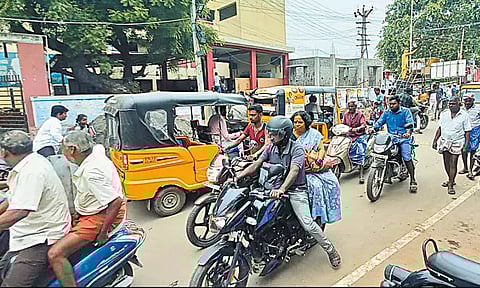 குன்றத்தூர் அரசு பள்ளிக்கு செல்லும் வழியில் போக்குவரத்து நெருக்கடியால் மாணவர்கள் அவதி