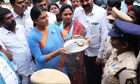 வீட்டுக் காவல்.. வெளியேற விடாமல் தடுத்த போலீஸ் அதிகாரிகளுக்கு ஆரத்தி எடுத்த ஒய்.எஸ்.ஷர்மிளா