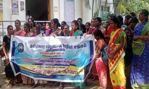 ஓட்டப்பிடாரத்தில்சத்துணவு ஊழியர்கள் ஆர்ப்பாட்டம்