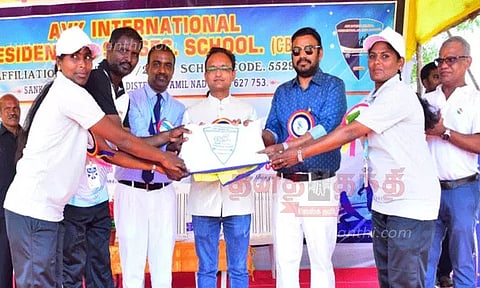 விளையாட்டு போட்டியில் வெற்றி பெற்றவர்களுக்கு பரிசு