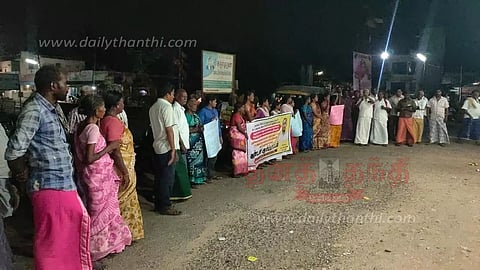 குமாரபாளையம் போலீஸ் நிலையம் முன்புவி.மேட்டூர் பொதுமக்கள் திடீர் ஆர்ப்பாட்டம்