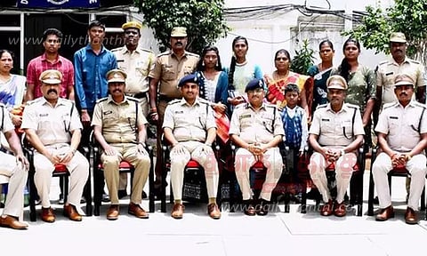 போலீசாரின் குழந்தைகளுக்கு ரொக்கப்பரிசு