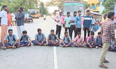 அரசுப் பேருந்து நிற்காததைக் கண்டித்து போராட்டம் நடத்திய மாணவர்கள் மீது தாக்குதல்