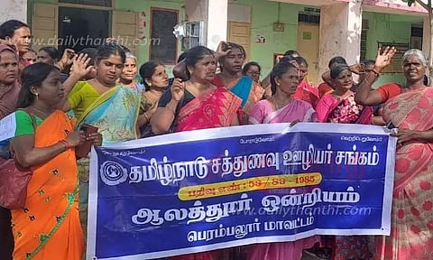 முதல்-அமைச்சருக்கு கோரிக்கை மனு அனுப்பிய சத்துணவு ஊழியர்கள்
