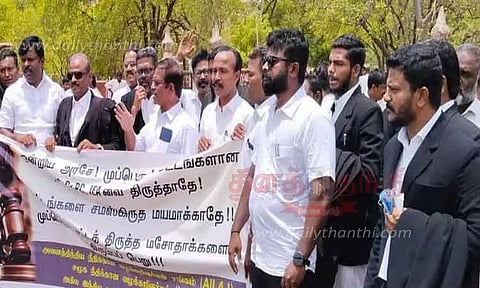 நெல்லை கோர்ட்டில் வக்கீல்கள் ஆர்ப்பாட்டம்