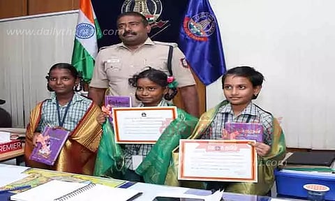 மாணவிகளை அழைத்து பாராட்டிய சூப்பிரண்டு