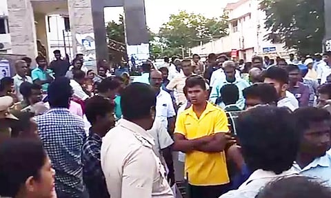 திருச்சி அரசு மருத்துவமனை முன்பு உறவினர்கள் போராட்டம்