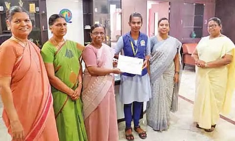 மாநில அளவிலான சிலம்பம் போட்டி: 2-வது இடம் பெற்ற கல்லூரி மாணவிக்கு பாராட்டு