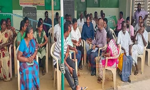 கிராம சபை கூட்டம் ஒத்திவைப்புஇணையதளத்தில் நடந்ததாக பதிவேற்றியதால் பொதுமக்கள் காத்திருப்பு போராட்டம்