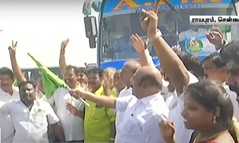 மதுரை மாநாட்டிற்கு செல்லும் அதிமுக நிர்வாகிகள் - கொடியசைத்து பயணத்தை தொடங்கி வைத்த முன்னாள் அமைச்சர் ஜெயக்குமார்