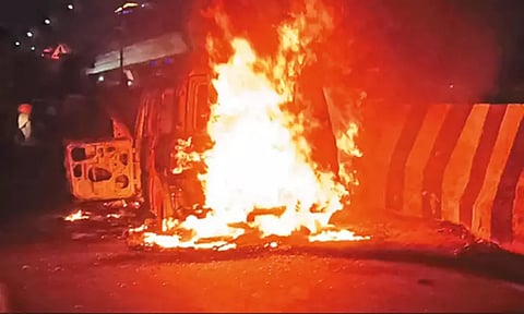 நடுரோட்டில் கார் தீப்பிடித்து எரிந்தது ஜி.எஸ்.டி. சாலையில் போக்குவரத்து பாதிப்பு