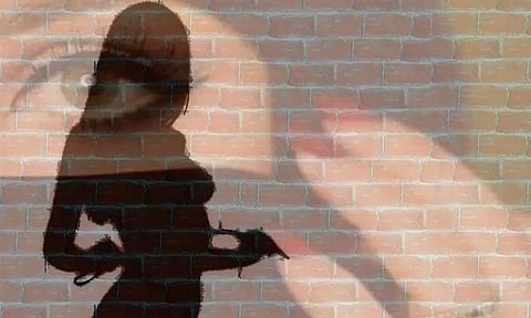 50 ஆண்கள்.. ஆபாச வீடியோ எடுத்து ரூ.35 லட்சம் பணம் பறித்த கும்பல் கைது; மாடல் அழகி தலைமறைவு