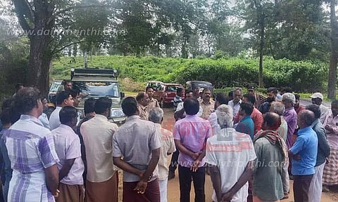 அகழி அமைக்கும் பணியை விரைவுபடுத்த வேண்டும்