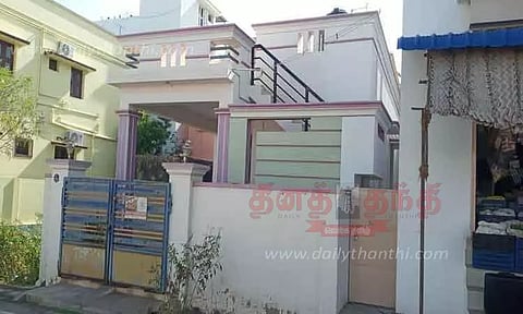 வீட்டின் பூட்டை உடைத்து 9 பவுன் நகை- பணம் கொள்ளை