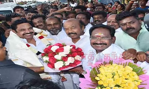 கவியரங்கம், கலைநிகழ்ச்சிகளுடன் கோலாகல ஏற்பாடுகள் இன்று அ.தி.மு.க. மாநாடு மதுரையில் தொண்டர்கள் குவிந்தனர் 3 ஆயிரம் பேர் அணிவகுப்புடன் எடப்பாடி பழனிசாமிக்கு வரவேற்பு