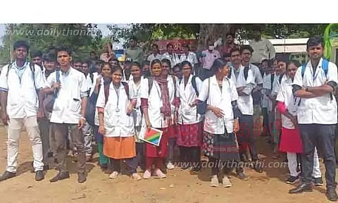 புதுக்கோட்டை மருத்துவக்கல்லூரி மாணவர்கள் சுகாதார தத்தெடுப்பு களப்பயணம்