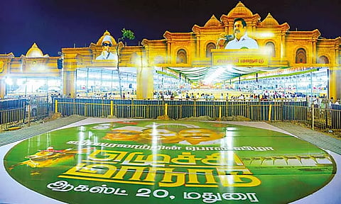 மதுரை அ.தி.மு.க. மாநில மாநாட்டுக்கு தொண்டர்கள் குவிந்தனர்