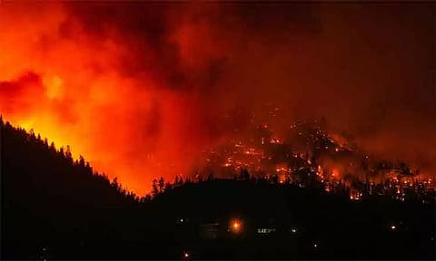 கொலம்பியாவில் தொடர்ந்து பற்றி எரியும் காட்டுத் தீ: அடர்ந்த புகை மண்டலத்தால் மக்கள் அவதி