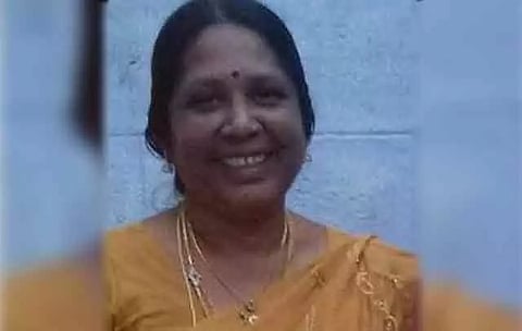 ஈரோட்டில் அரசு பள்ளி ஆசிரியை குத்திக்கொலை: போலீசார் தீவிர விசாரணை