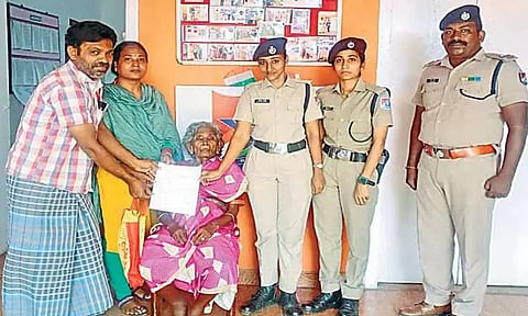 தாம்பரம் ரெயில் நிலையத்தில் பரிதவித்த 90 வயது மூதாட்டியை மீட்டு மகனிடம் ஒப்படைத்த ரெயில்வே போலீசார்