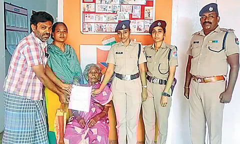 90 வயது மூதாட்டியை மீட்டு மகனிடம் ஒப்படைத்த ரெயில்வே போலீசார்தாயை யார் பராமரிப்பது? என 2 மகன்களிடையே போட்டியால் விபரீதம்