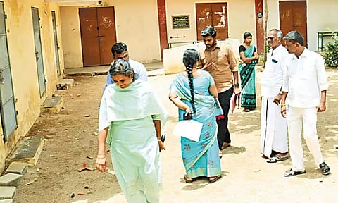 பள்ளி வகுப்பறை பூட்டுகளில் அசுத்தம் செய்த விவகாரம்: மாவட்ட முதன்மை கல்வி அலுவலர், வருவாய் ஆர்.டி.ஓ. தீவிர விசாரணை