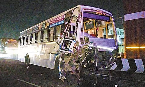 பூந்தமல்லி அருகே பொக்லைன் எந்திரம் மீது அரசு பஸ் மோதல்