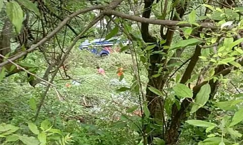 உத்தரகாண்டில் பள்ளத்தாக்கில் பஸ் கவிழ்ந்ததில் 8 பேர் பலி; 27 பேர் காயம்