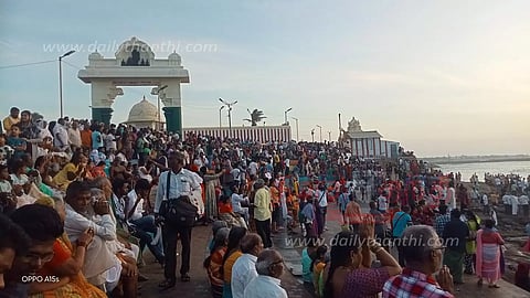 சுற்றுலா பயணிகள் கூட்டம் அலைமோதியது