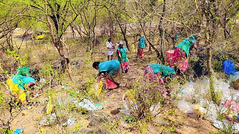 கடமலைக்குண்டு அருகேவனப்பகுதியில் பிளாஸ்டிக் குப்பைகள் அகற்றம்