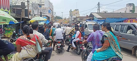 நாள்தோறும் போக்குவரத்து நெரிசலில் சிக்கி ஸ்தம்பித்து வரும் திருவாரூர் கடைவீதி
