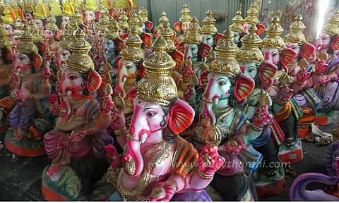 நிரவியில் தயாராகி வரும் விநாயகர் சிலைகள்