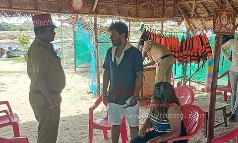 சுற்றுலா படகு கடலில் கவிழ்ந்தது