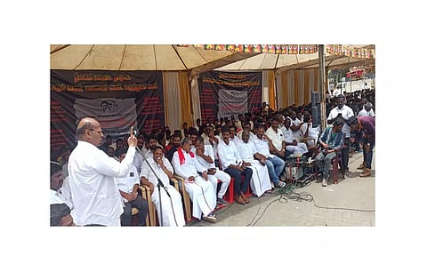 ஊட்டி ஏ.டி.சி. பகுதியில் நடந்த உண்ணாவிரத போராட்டத்தில் கலந்து கொண்ட தி.மு.க.வினரை படத்தில் காணலாம்.