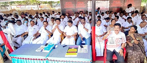 நீட் தேர்வு விவகாரத்தில் மத்திய அரசை கண்டித்து நாமக்கல்லில் தி.மு.க.வினர் உண்ணாவிரத போராட்டம்.