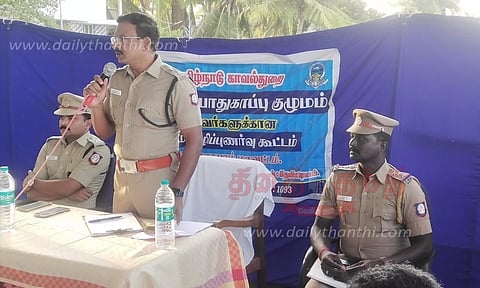 படகுகள் ஊடுருவல் இருந்தால் தகவல் தெரிவிக்க வேண்டும்-மீனவர்களுக்கு கடலோர பாதுகாப்பு குழும அதிகாரி அறிவுறுத்தல்