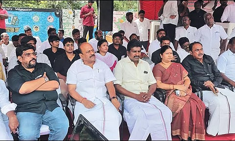 நீட் தேர்வை ரத்து செய்யக்கோரி காஞ்சீபுரம், செங்கல்பட்டு, திருவள்ளூரில் தி.மு.க. உண்ணாவிரதம்