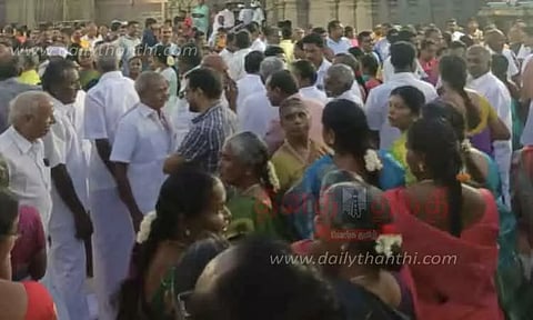 சென்னிமலை முருகன் கோவிலில் ஒரே நாளில் 17 திருமணங்கள்மணமக்களின் உறவினர்கள் குவிந்தனர்