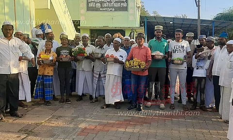 வெங்கடேச பெருமாள் கோவிலுக்கு சீர்வரிசை எடுத்துச்சென்ற முஸ்லிம்கள்