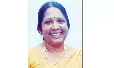 ஆசிரியை கத்தியால் குத்திக்கொலை: போலீசார் தீவிர விசாரணை