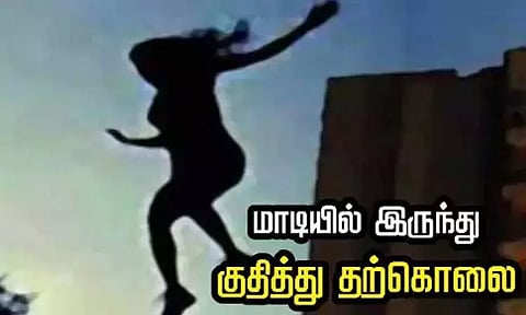 மாடியில் இருந்து குதித்து தற்கொலைக்கு முயன்றபோது மின்கம்பியில் சிக்கி இளம்பெண் பலி