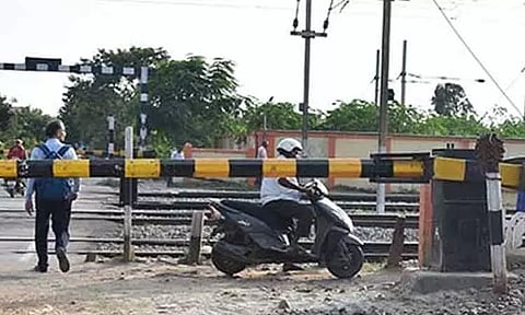 திருத்தணி மேட்டு தெருவில் தானியங்கி ரெயில்வே கேட் பழுதால் வாகன ஓட்டிகள் அவதி