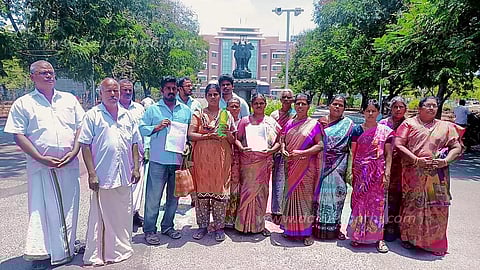 பள்ளிபாளையம் அருகேகுடியிருப்பு பகுதியில் இயங்கும் சாயப்பட்டறையை மூட வேண்டும்கலெக்டரிடம் பொதுமக்கள் மனு