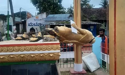 சிவமொக்கா அருகே காந்தி சிலையை உடைத்து சேதப்படுத்திய மர்மநபர்கள்